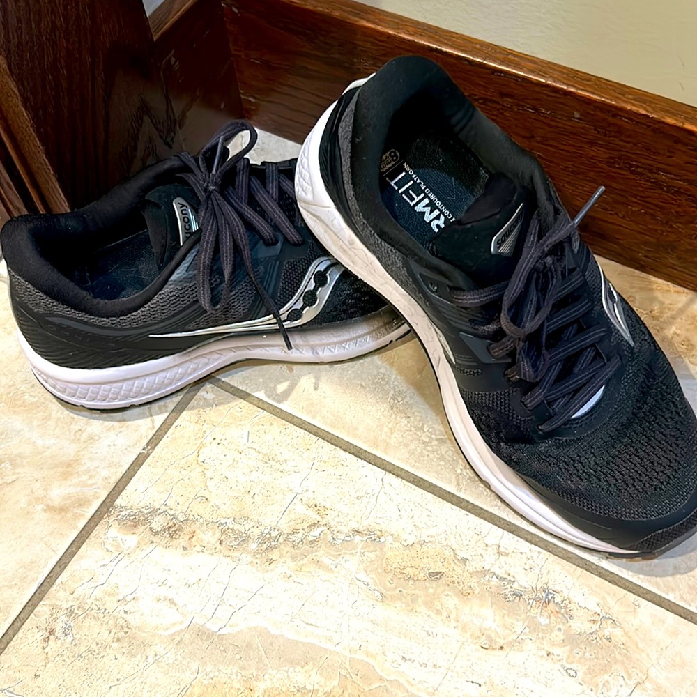 Women’s Saucony Tennis Shoes